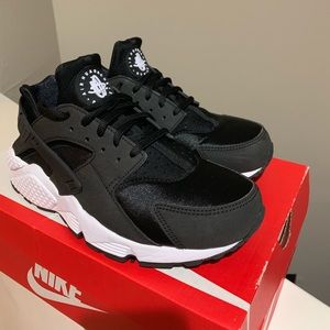 Women’s 8.5 black and white huaraches.